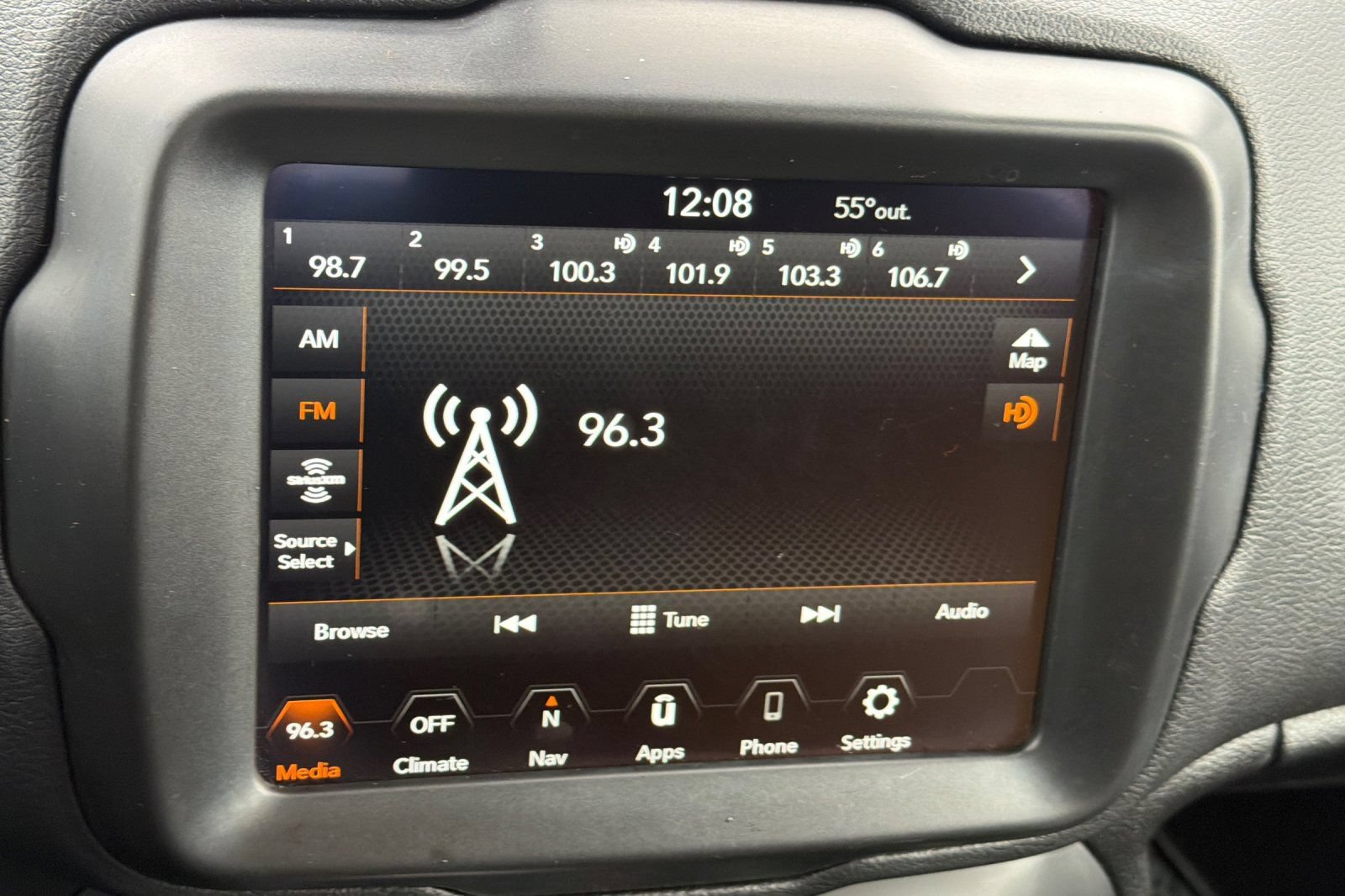 Used 2023 Jeep Renegade Latitude AWD/4WD image 15