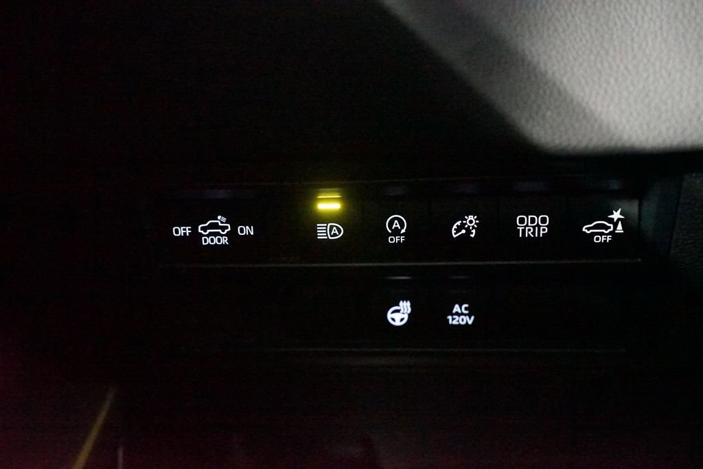 Used 2025 Toyota Tundra Limited AWD/4WD image 27