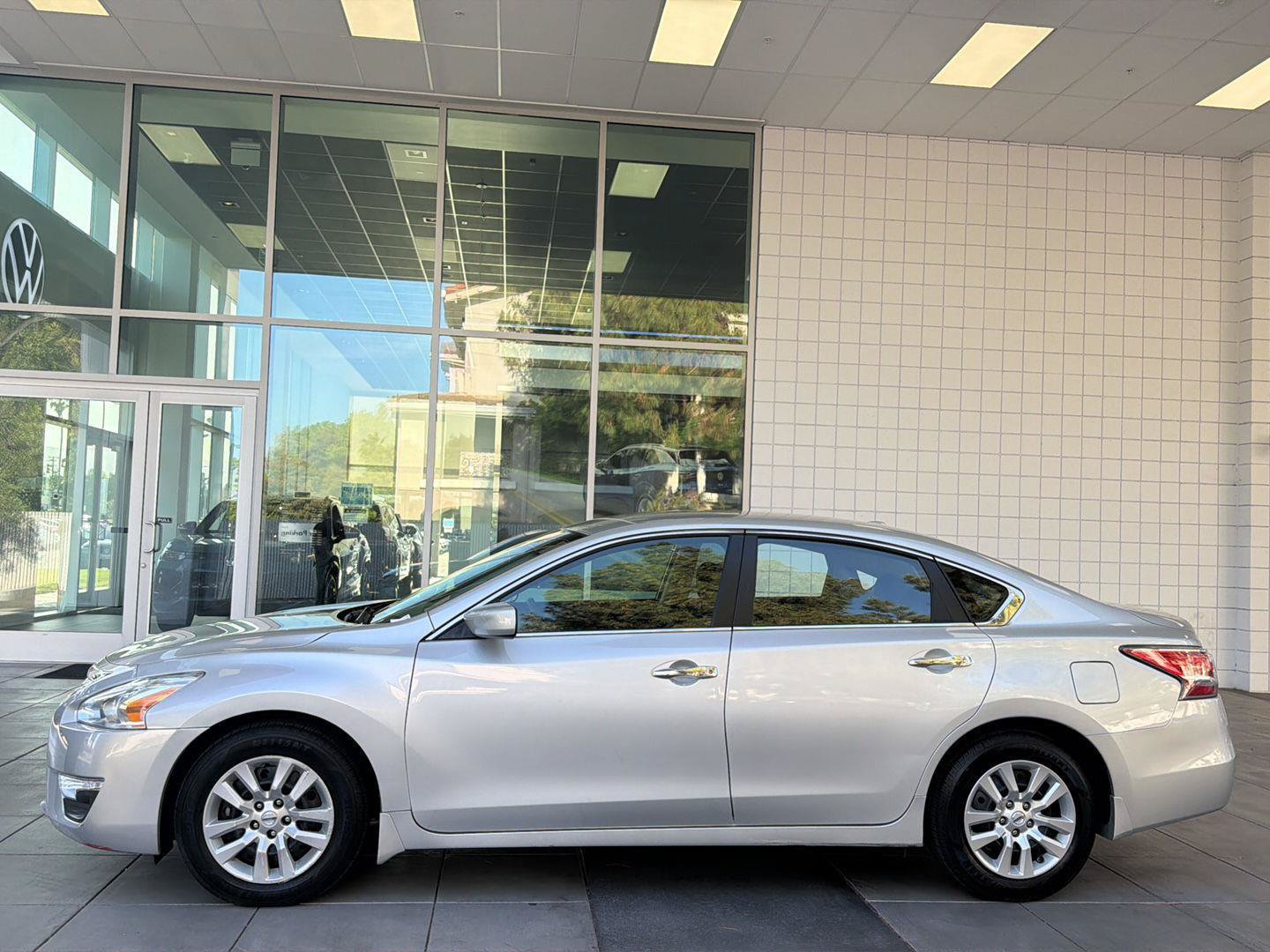 Used 2015 Nissan Altima 2.5 S w/ Power Driver Seat Package FWD image 2