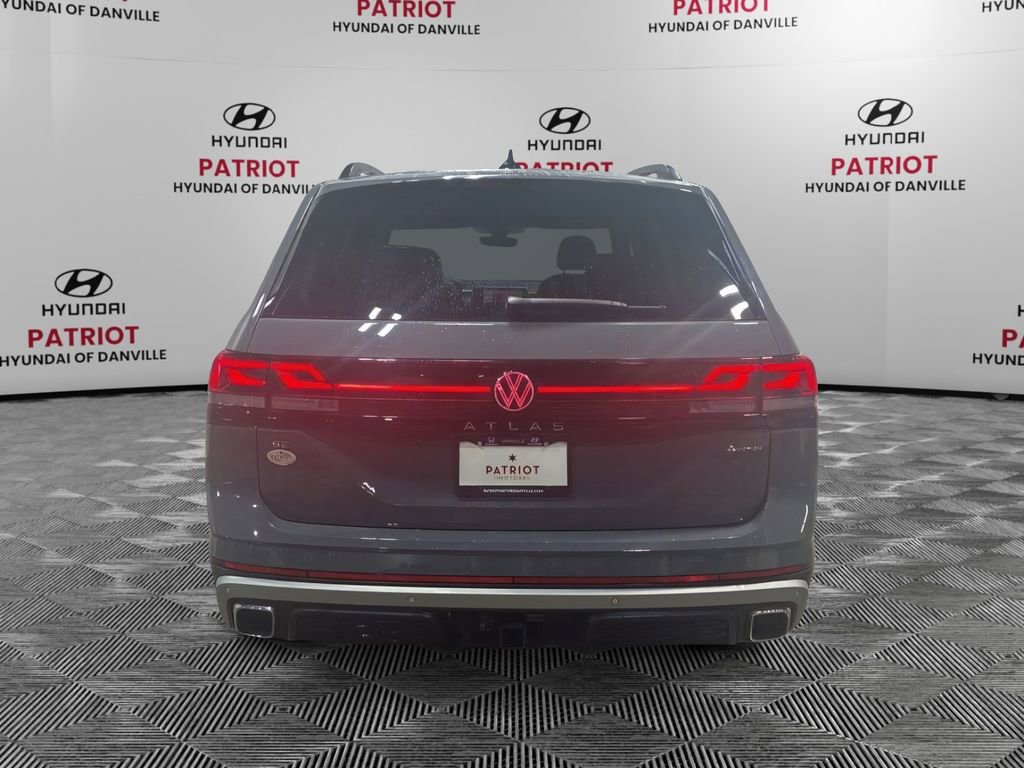 Used 2025 Volkswagen Atlas Peak Edition SE image 5