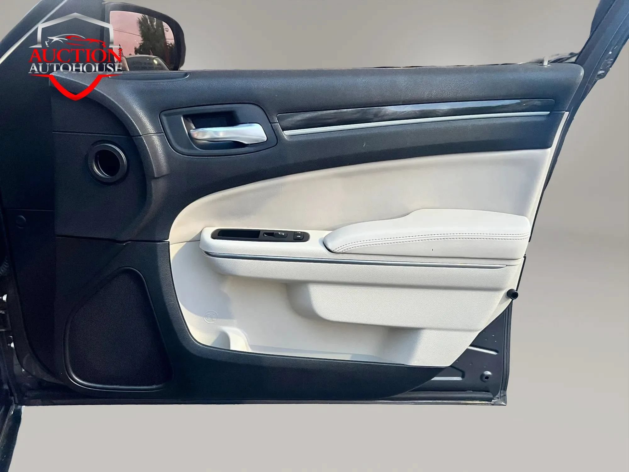 Used 2016 Chrysler 300 Limited RWD image 19