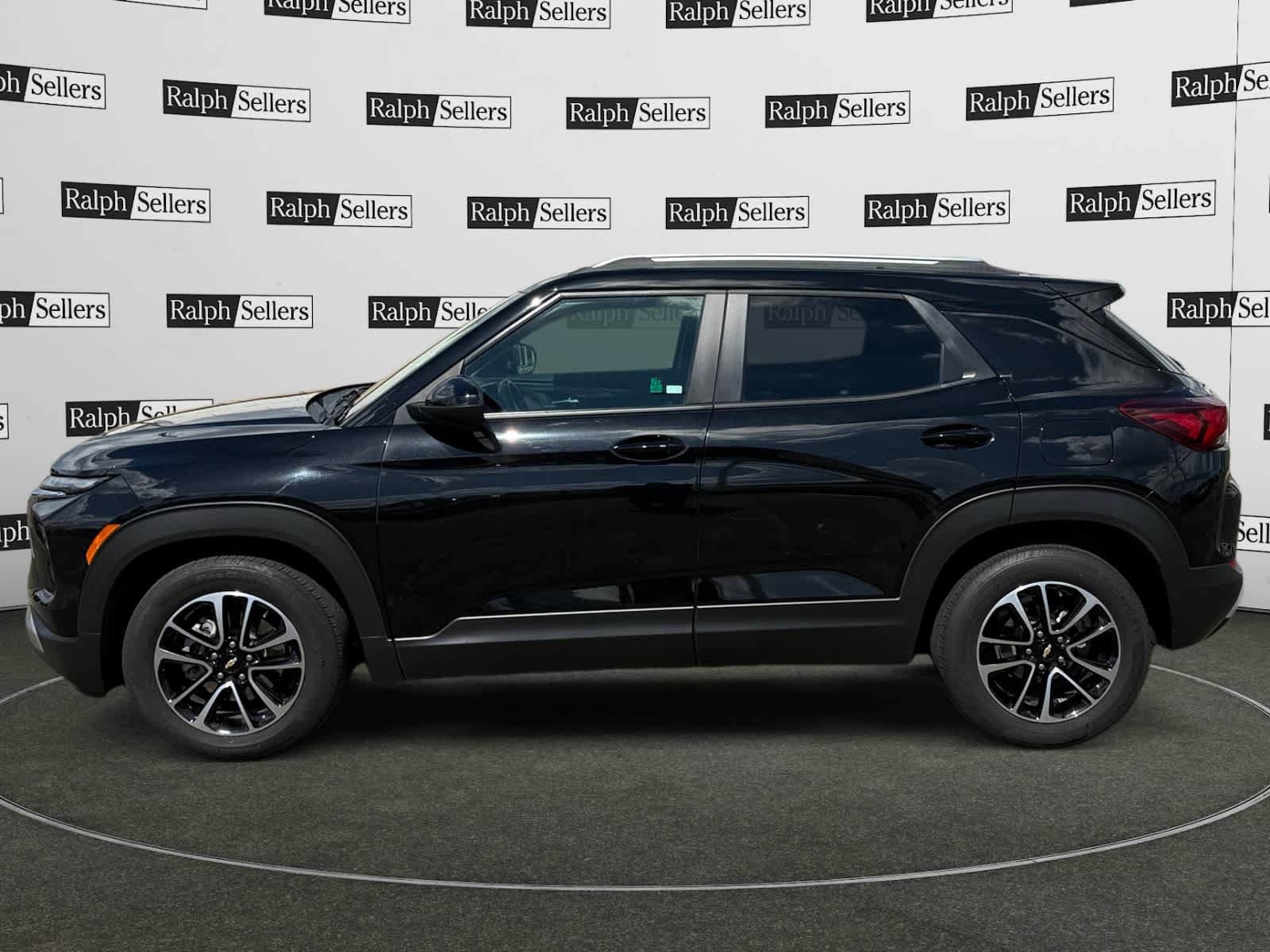Used 2024 Chevrolet TrailBlazer LT w/ LT Cold Weather Package FWD image 3