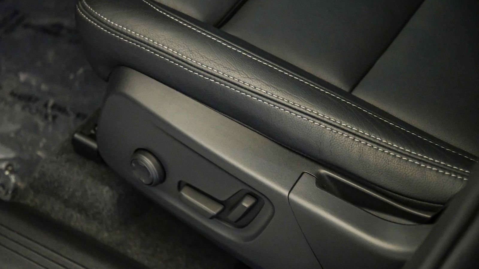 Certified 2025 Volvo XC40 B5 Plus w/ Protection Package Premier image 24