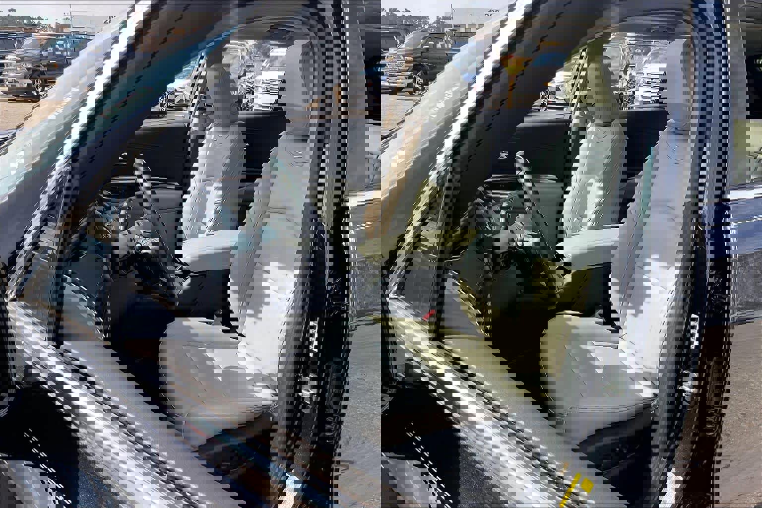 Used 2023 Cadillac XT4 Luxury w/ Cold Weather Package image 8