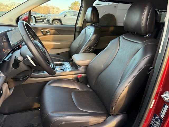 Used 2025 Kia Carnival EX image 16