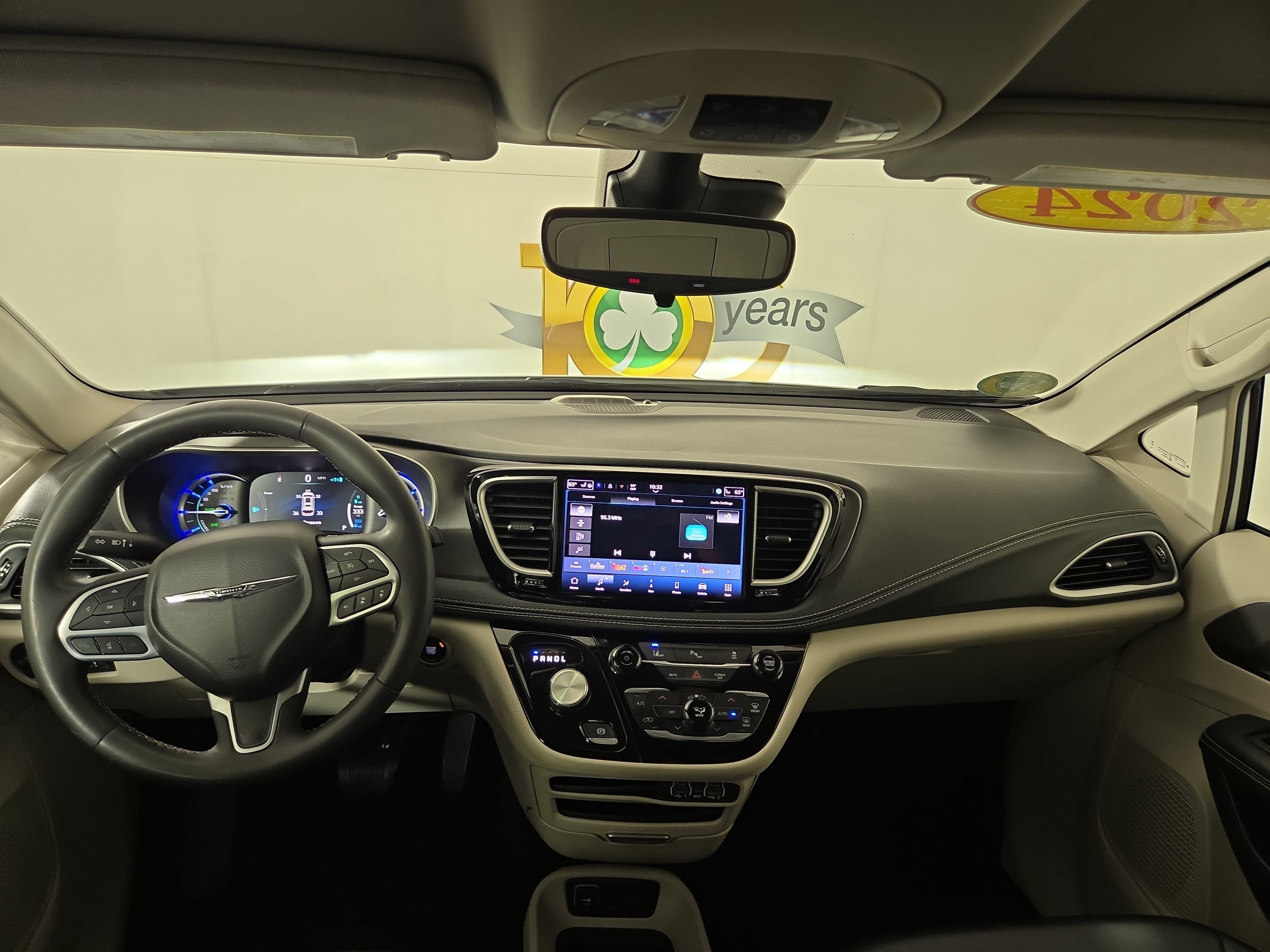 Used 2024 Chrysler Pacifica Limited FWD image 14