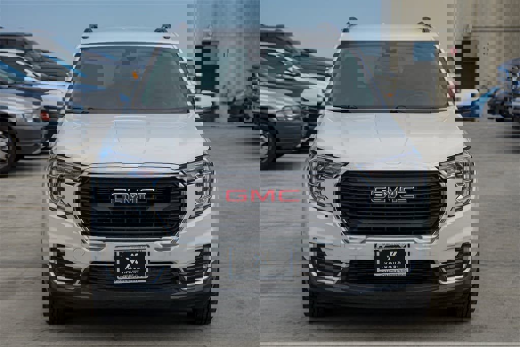 Used 2023 GMC Terrain SLE w/ Driver Convenience Package image 4