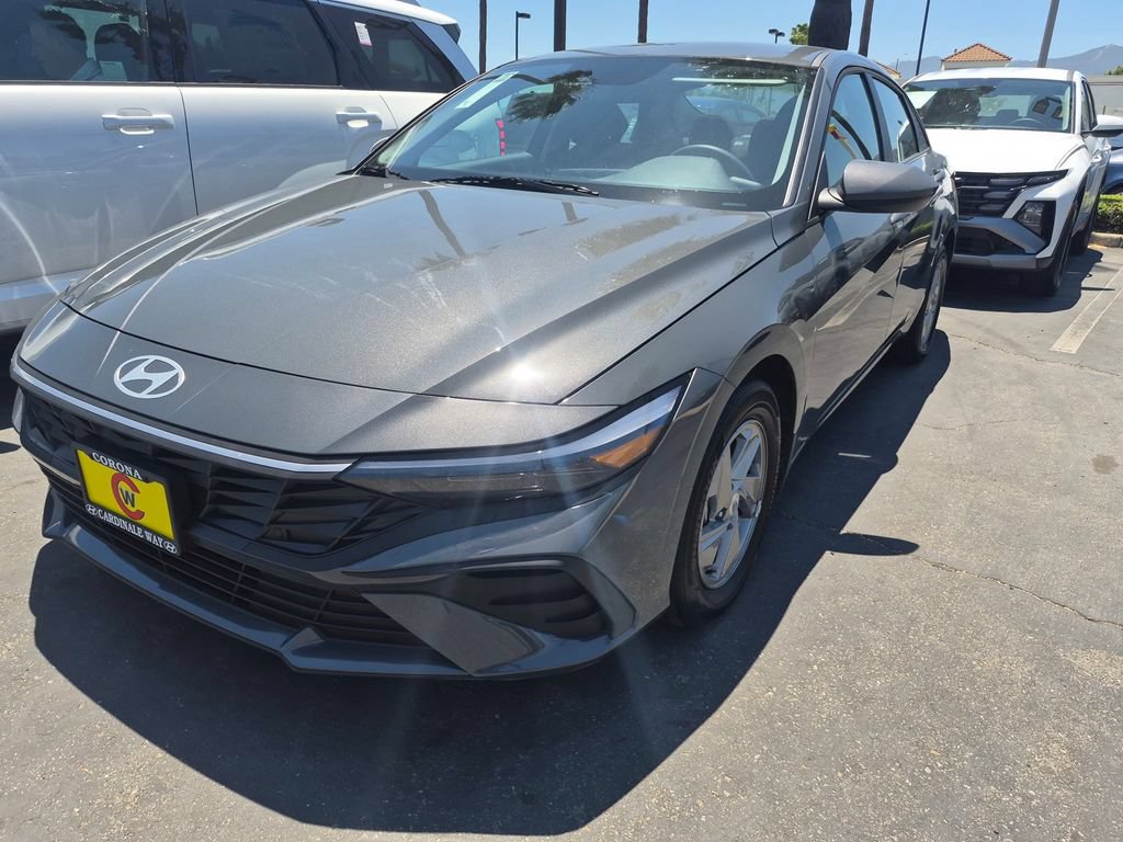 Used 2026 Hyundai Elantra SE FWD image 2