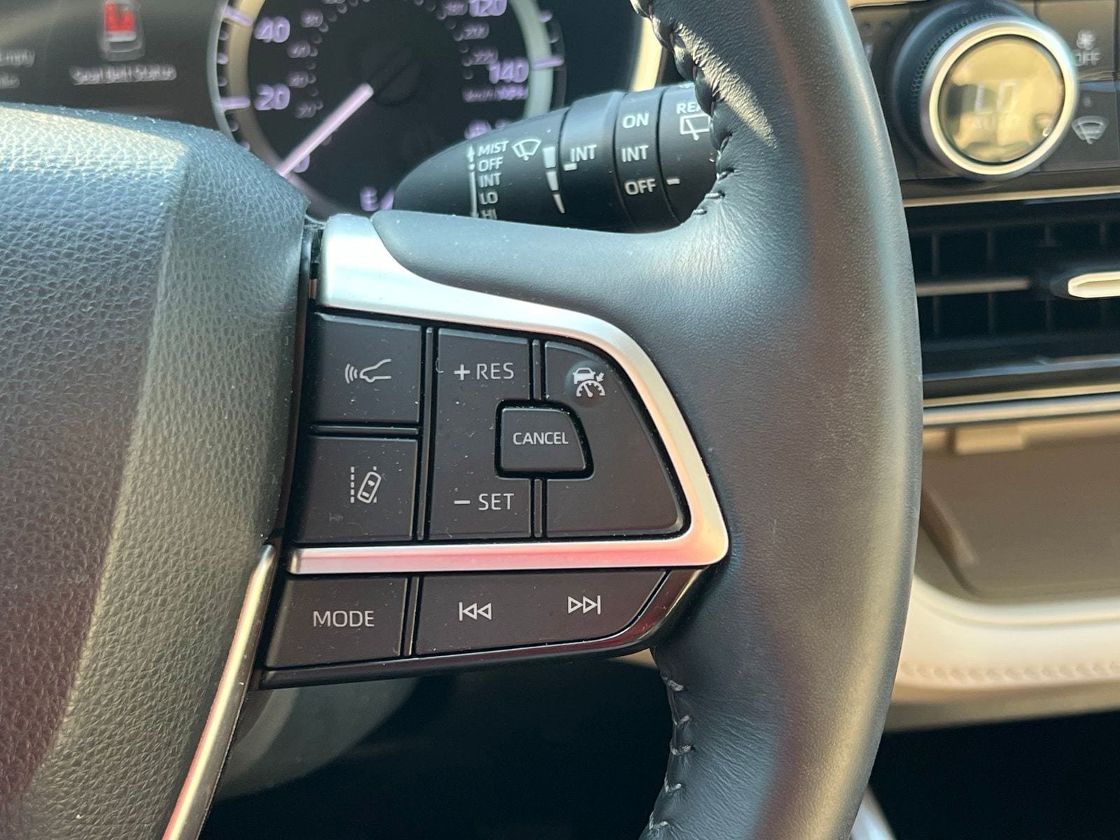 Used 2023 Toyota Highlander XLE FWD image 31