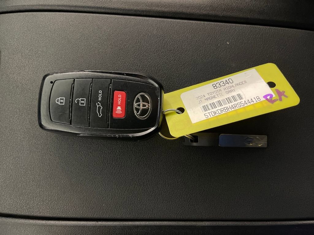 Used 2024 Toyota Highlander XLE AWD/4WD image 24