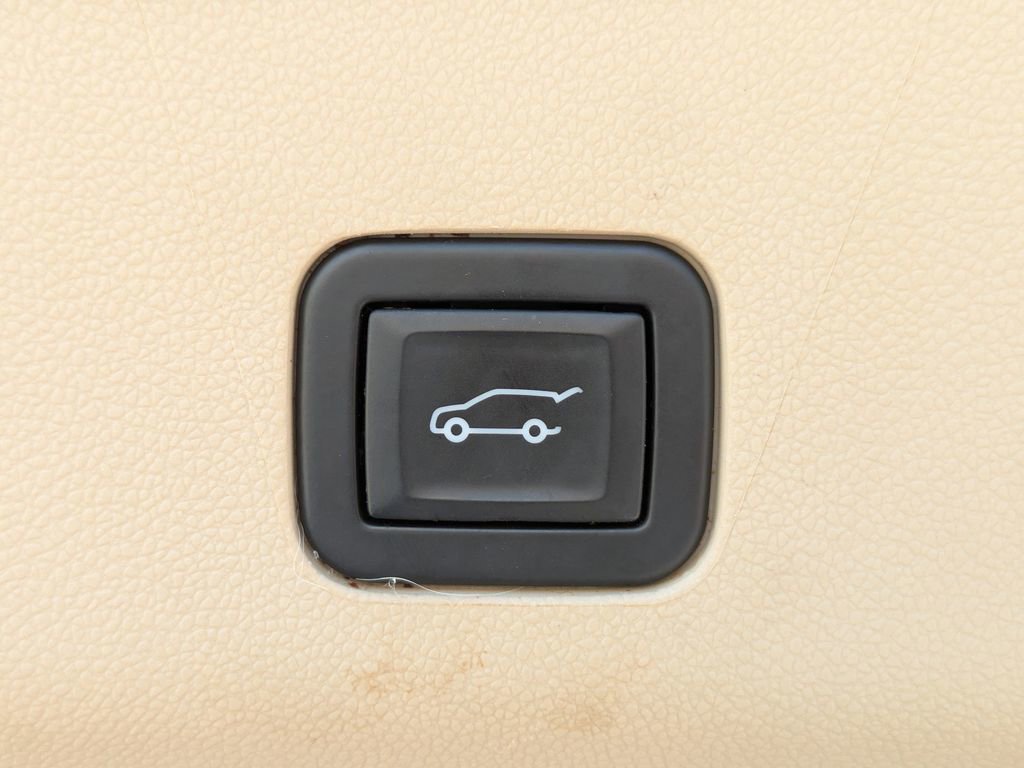 Certified 2022 Cadillac Escalade Premium Luxury image 14