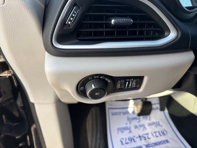 Used 2024 Chrysler Pacifica Touring-L FWD image 17