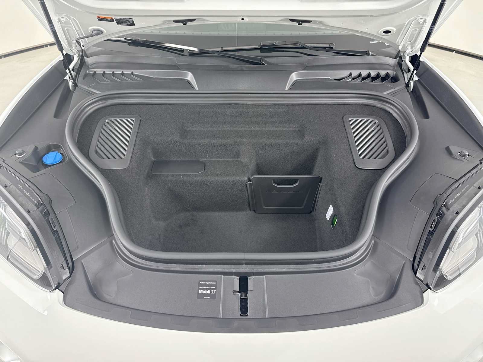 Used 2026 Porsche Macan Electric RWD image 31