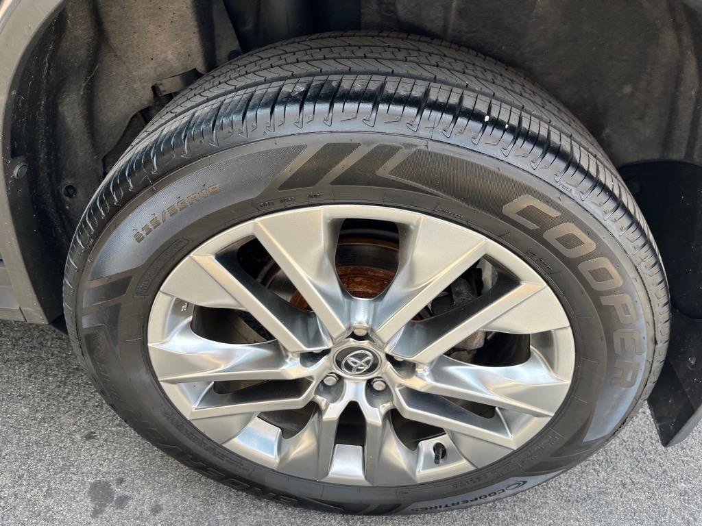 Used 2020 Toyota RAV4 XLE Premium image 8