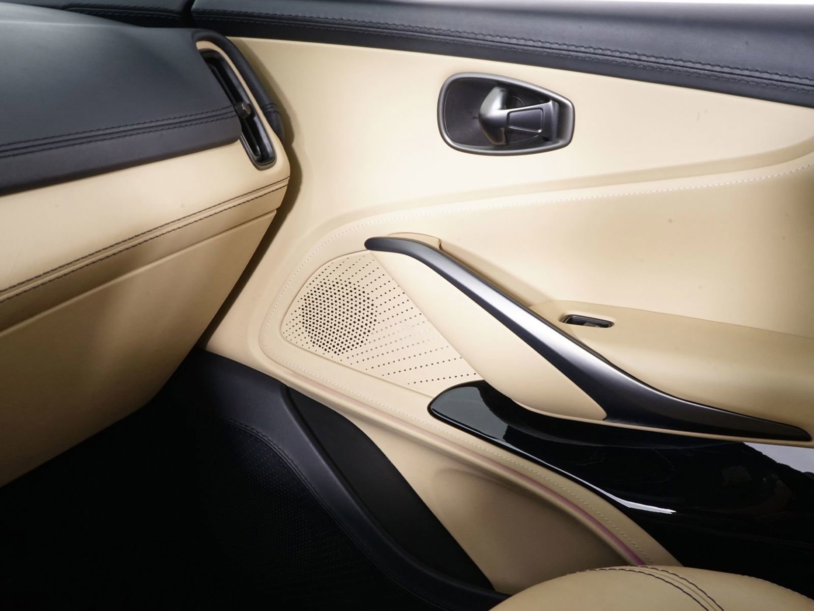 Used 2023 Aston Martin DBX image 24