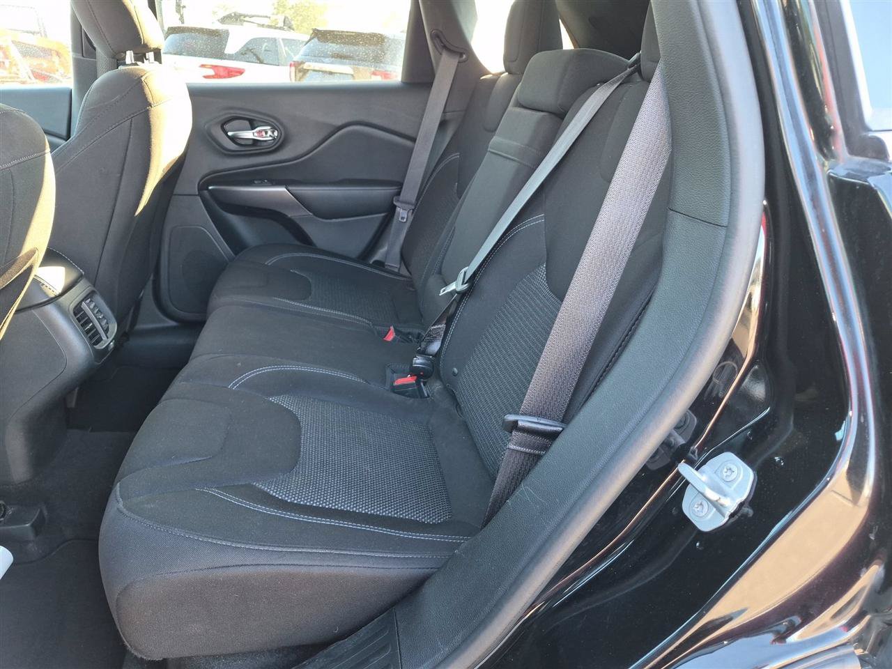 Used 2019 Jeep Cherokee Latitude w/ Popular Appearance Group FWD image 28