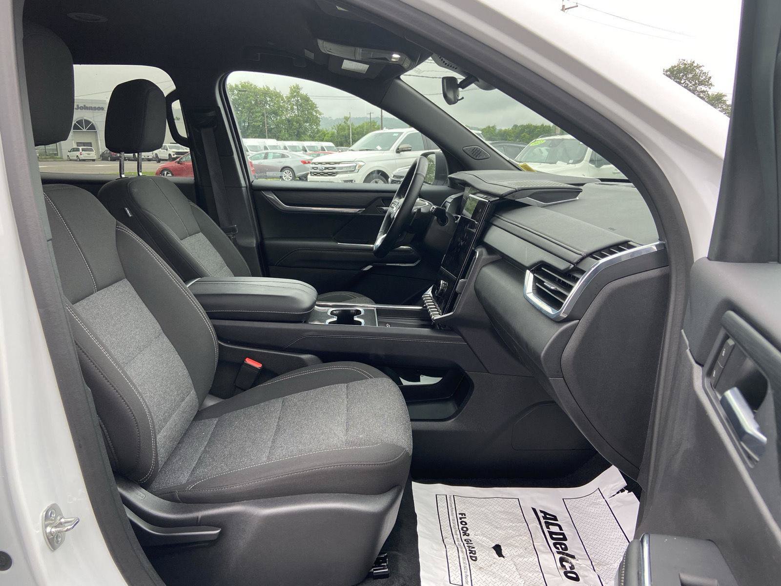 Used 2025 GMC Acadia Elevation AWD/4WD image 22