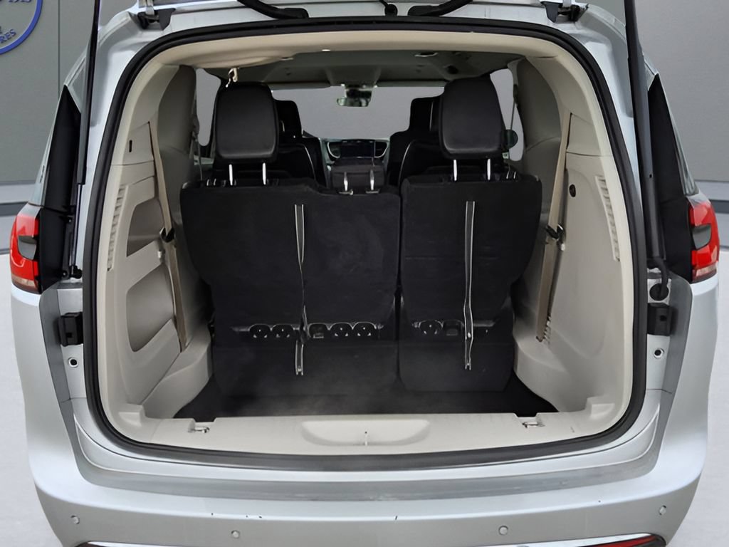 Used 2024 Chrysler Pacifica Touring-L FWD image 17