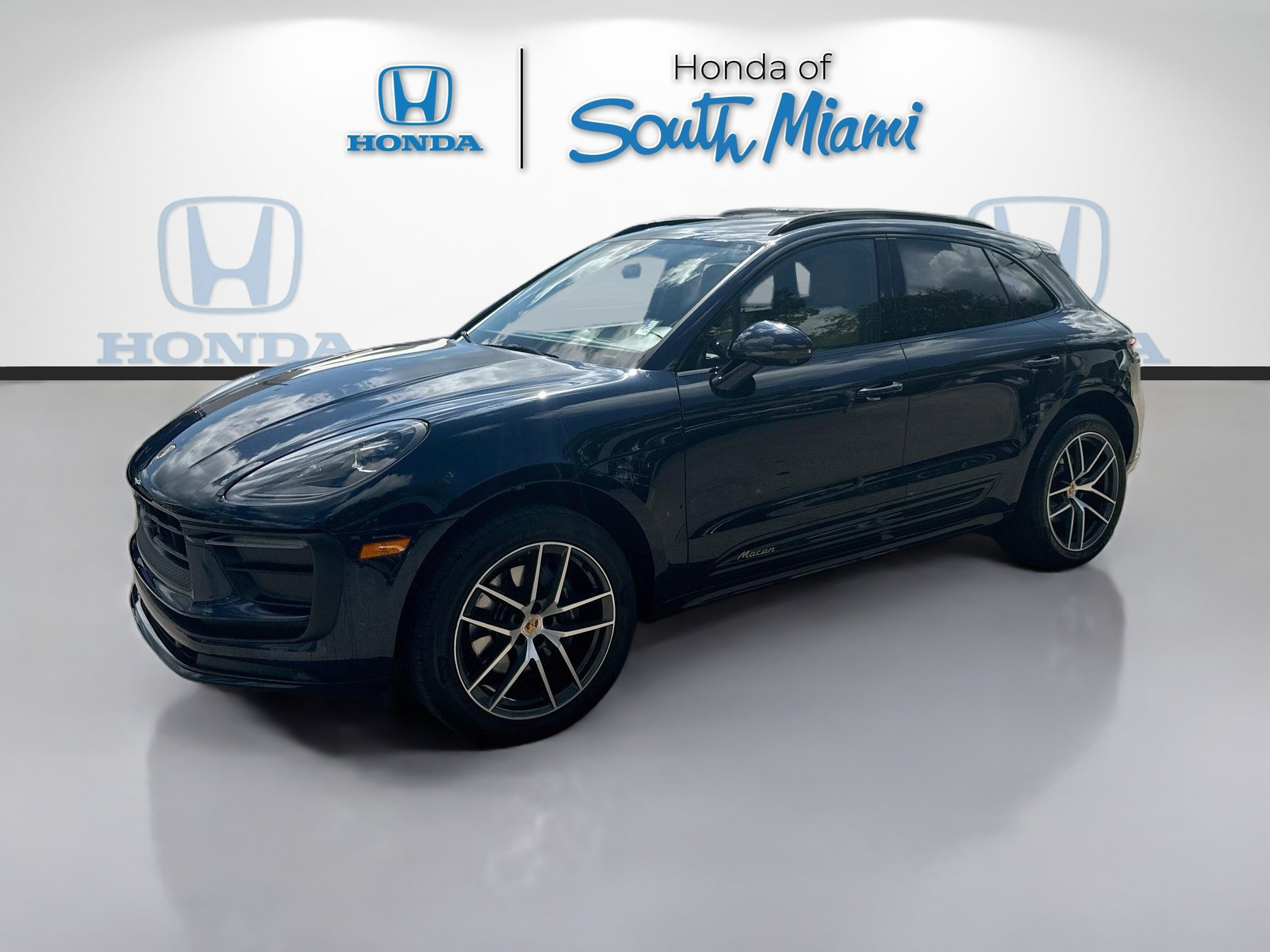 Used 2023 Porsche Macan Turbo AWD/4WD image 3
