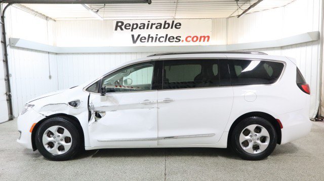 Used 2018 Chrysler Pacifica Touring-L FWD image 1
