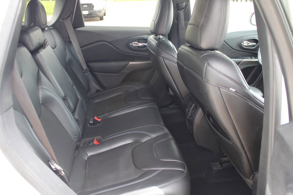 Used 2019 Jeep Cherokee Latitude Plus w/ Comfort/Convenience Group AWD/4WD image 9