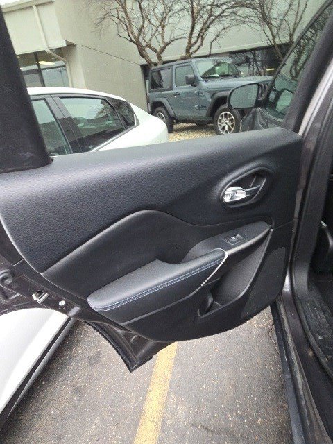 Used 2019 Jeep Cherokee Latitude Plus w/ Comfort/Convenience Group image 18