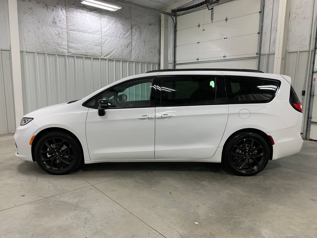 Used 2025 Chrysler Pacifica Limited FWD image 24