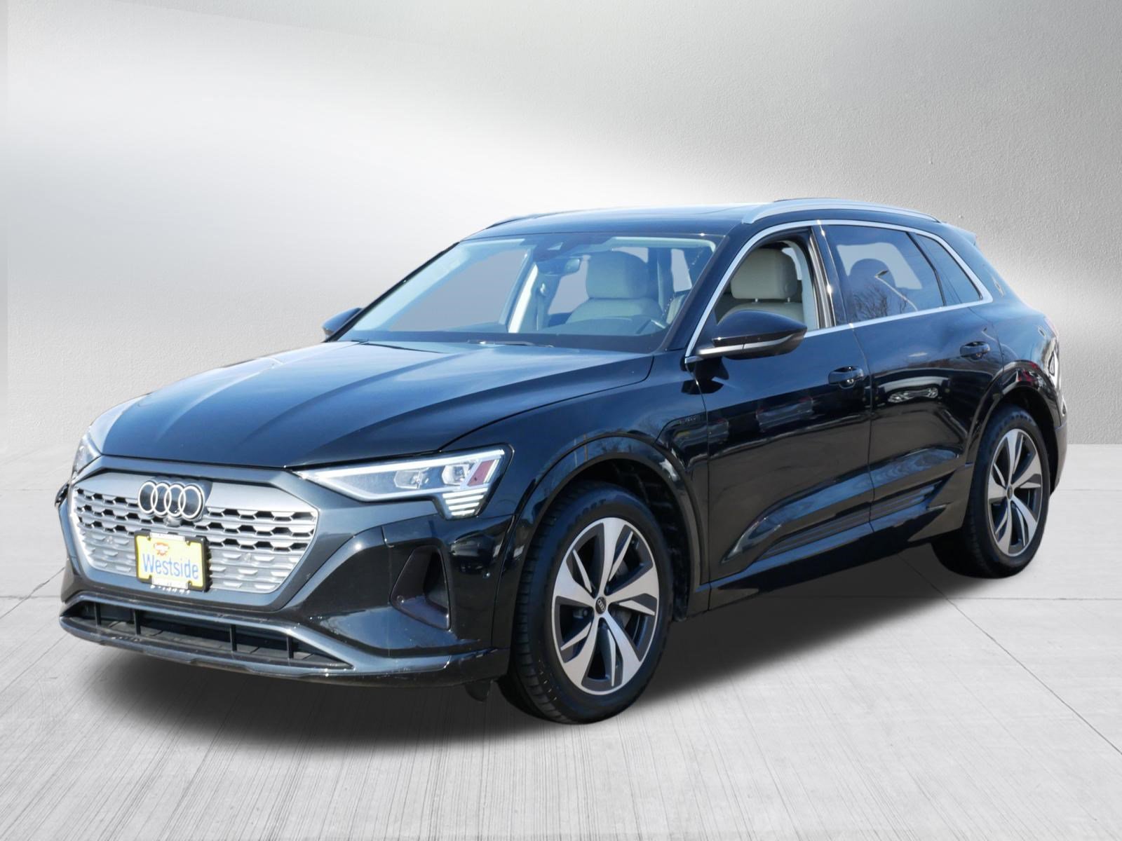 Used 2024 Audi Q8 e-tron Premium Plus image 3