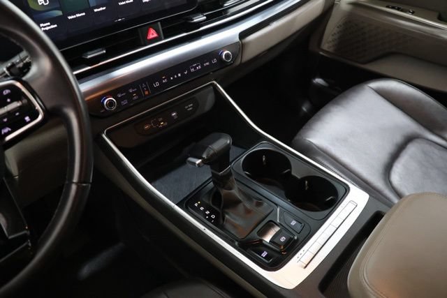 Used 2025 Kia Carnival FWD image 30