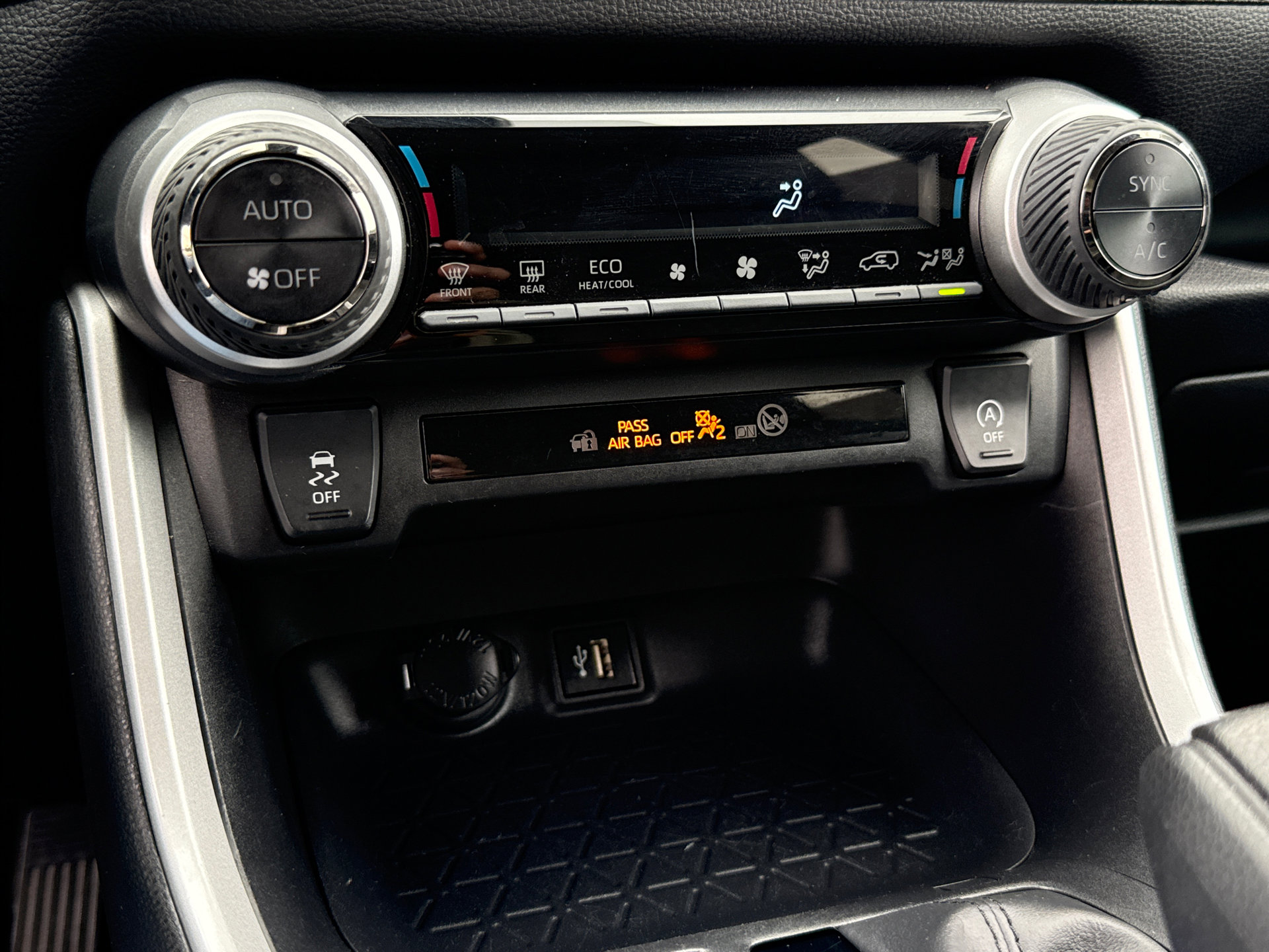 Certified 2024 Toyota RAV4 XLE FWD image 28