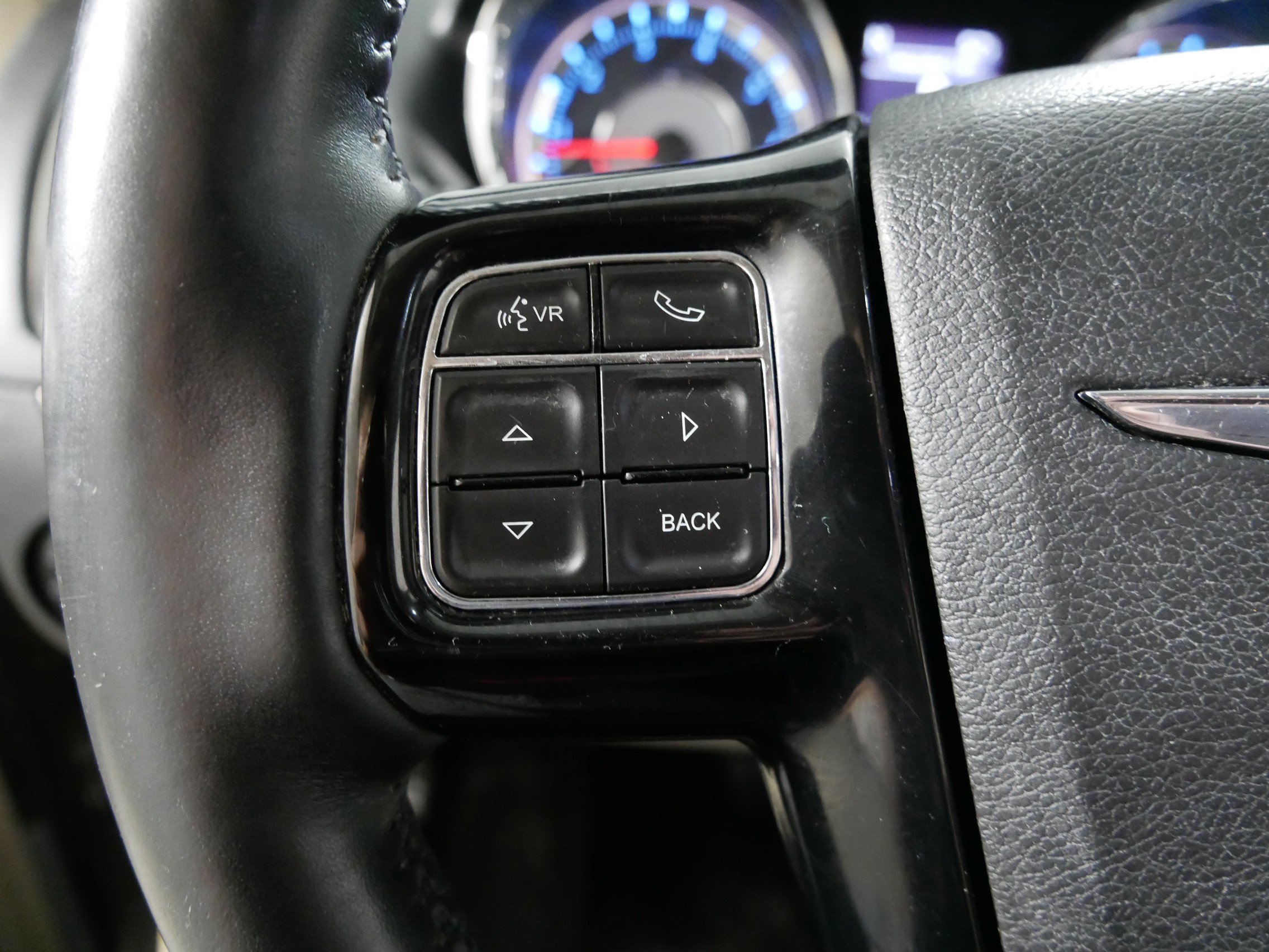 Used 2014 Chrysler Town & Country Touring-L image 27