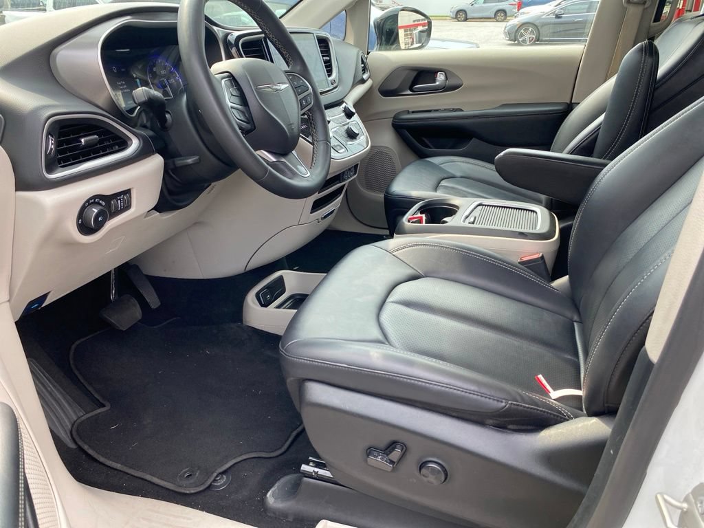 Used 2024 Chrysler Pacifica Touring-L FWD image 8
