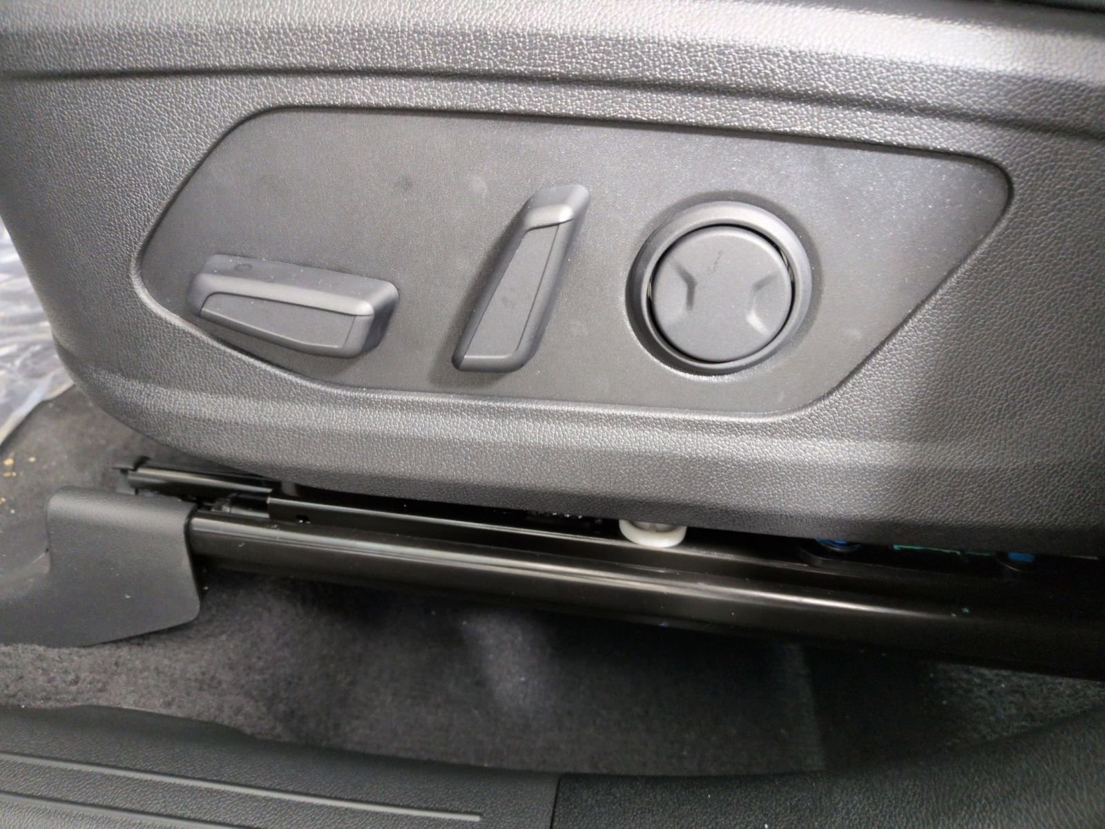 New 2026 Kia Sorento S w/ S Panoramic Sunroof Package image 4