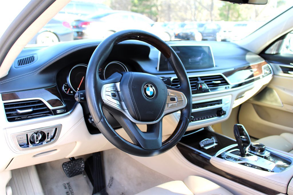 Used 2017 BMW 750i RWD image 15