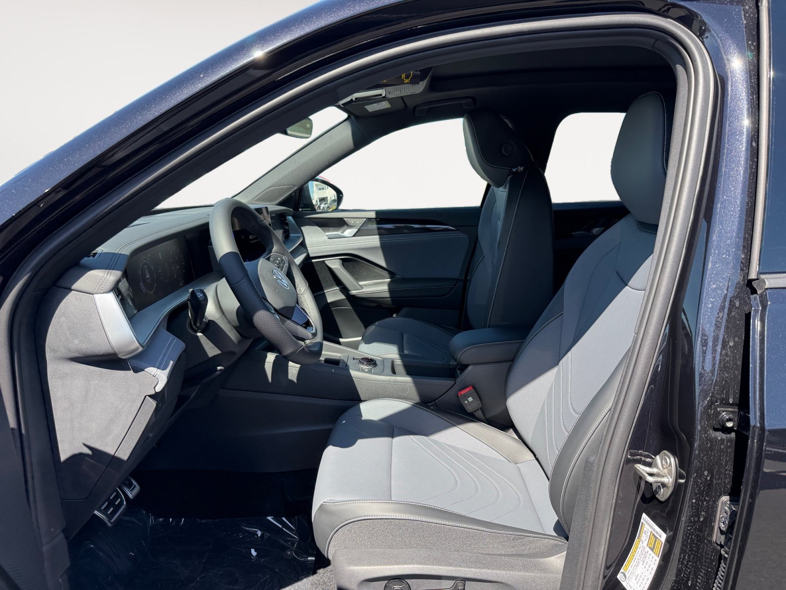New 2026 Volkswagen Tiguan SE R-Line FWD image 10