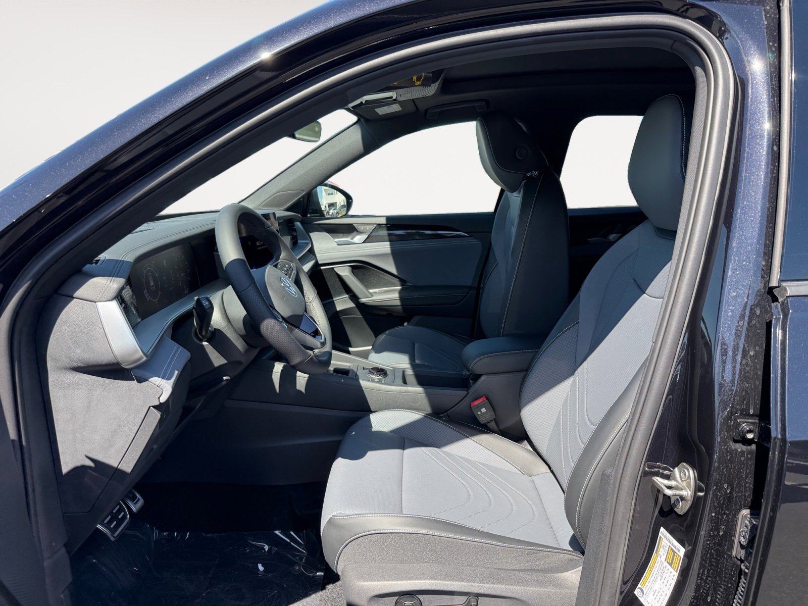 New 2026 Volkswagen Tiguan SE R-Line FWD image 10