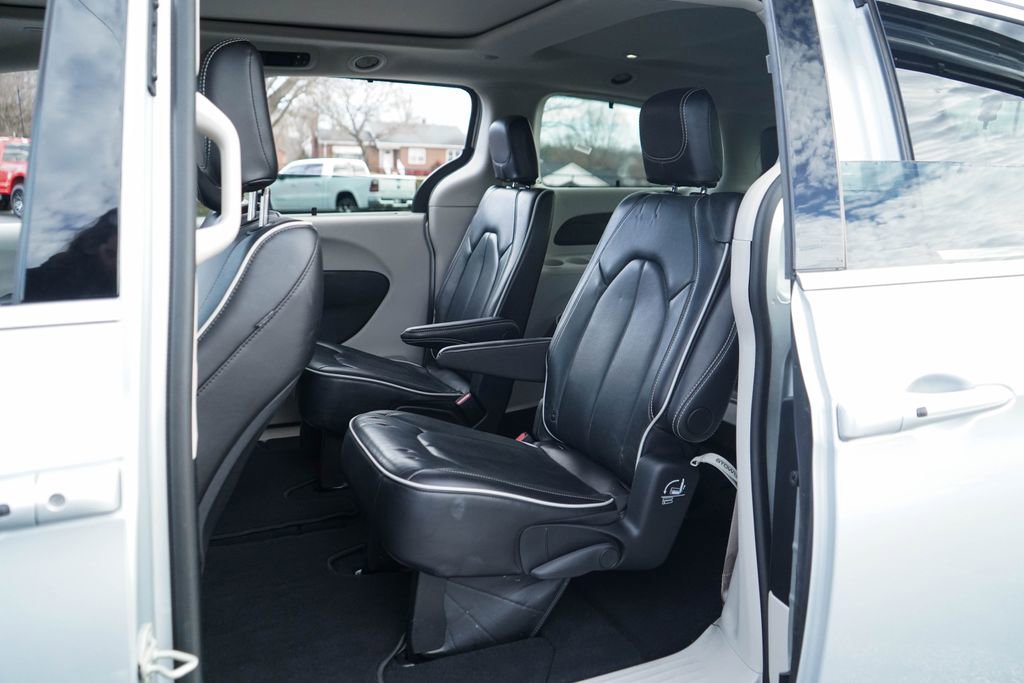 Used 2024 Chrysler Pacifica Limited image 32