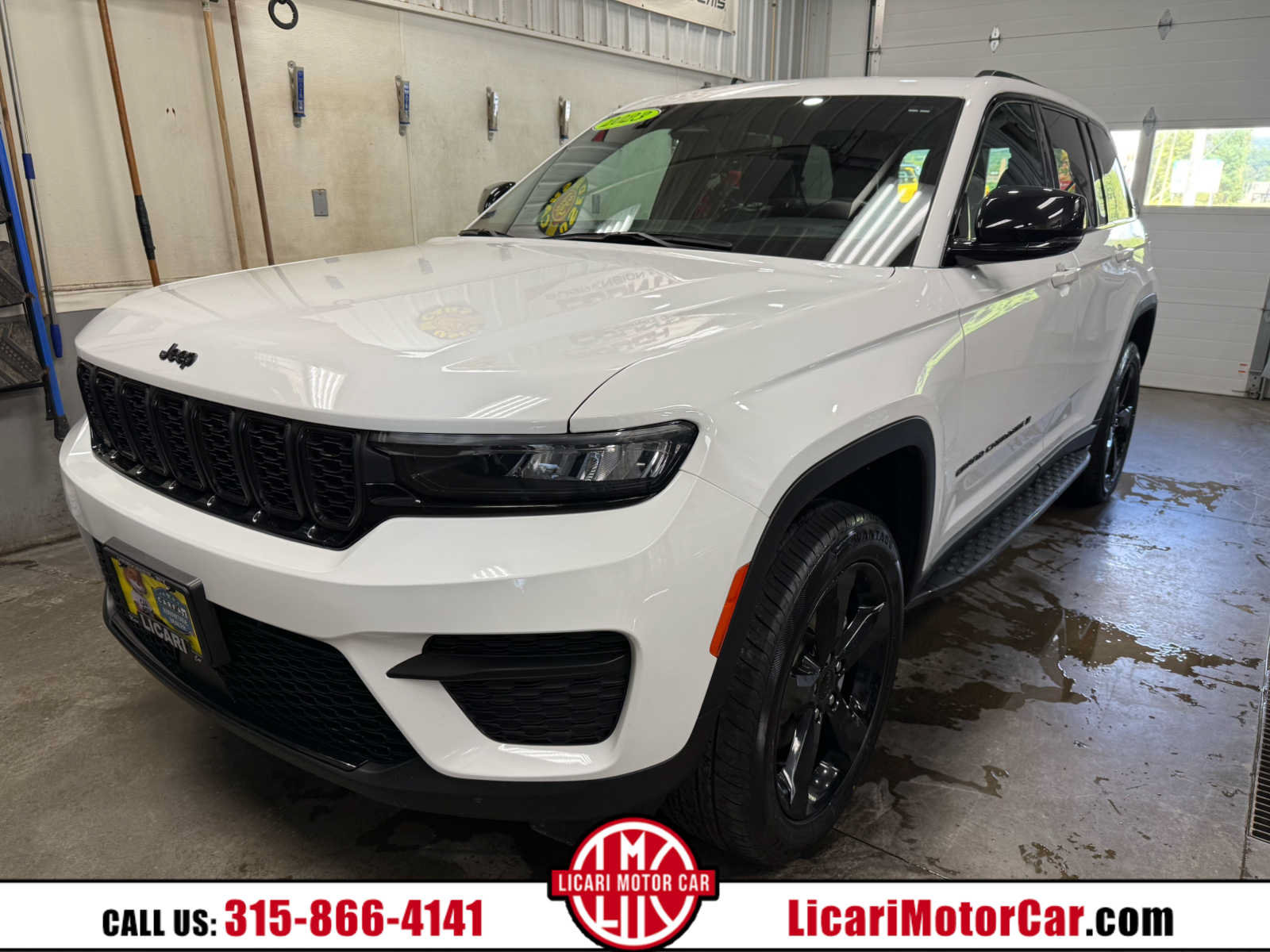 Used 2023 Jeep Grand Cherokee Altitude AWD/4WD image 1