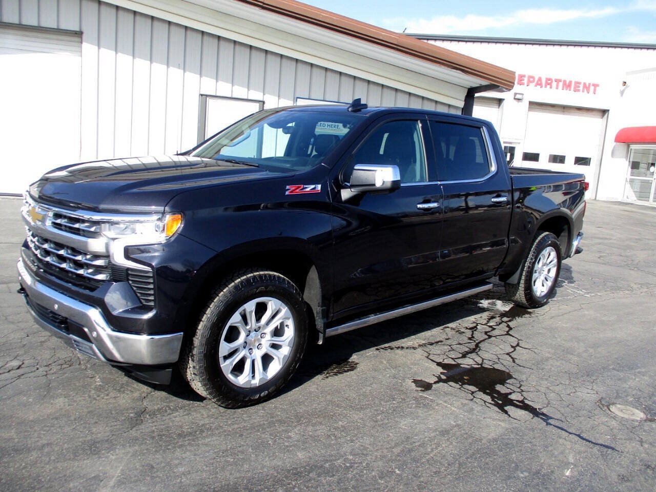 Used 2023 Chevrolet Silverado 1500 LTZ w/ LTZ Premium Package AWD/4WD image 16