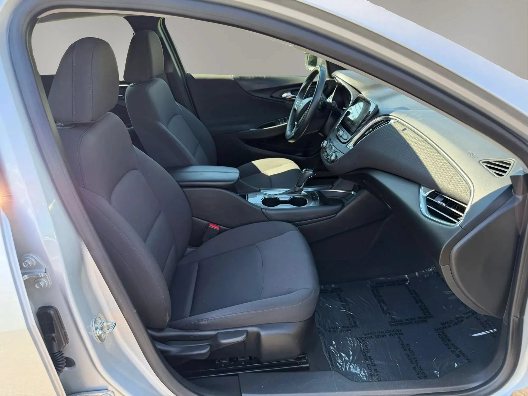 Used 2018 Chevrolet Malibu LT FWD image 2