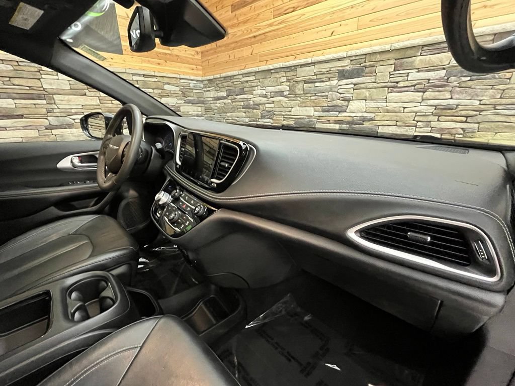 Used 2022 Chrysler Pacifica Touring-L w/ S Appearance Package AWD/4WD image 24