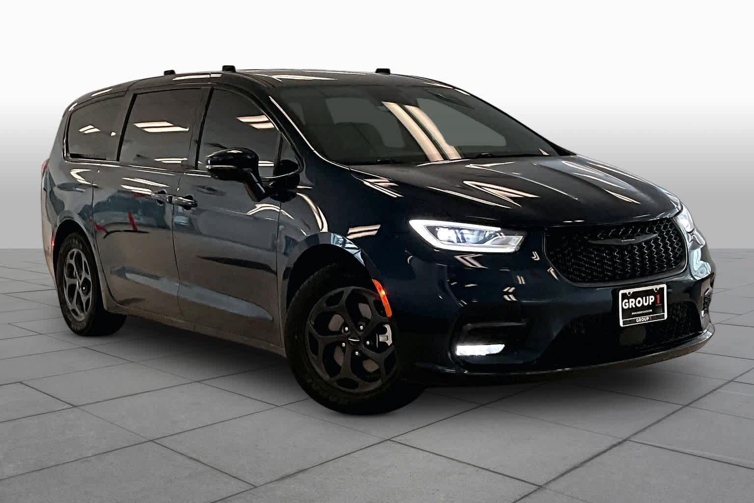 Used 2022 Chrysler Pacifica Touring-L w/ Uconnect Theater Family Group FWD image 2