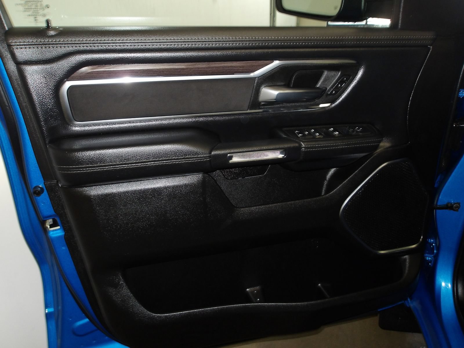 Used 2025 RAM 1500 Laramie AWD/4WD image 19