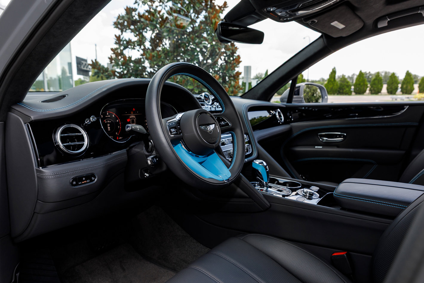 Used 2024 Bentley Bentayga image 22