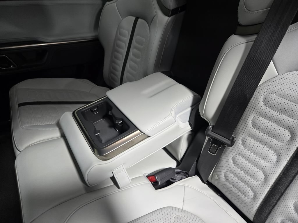 Used 2023 Rivian R1S Adventure AWD/4WD image 36