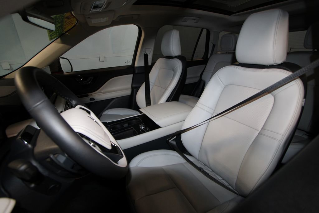 Used 2026 Lincoln Aviator AWD image 4