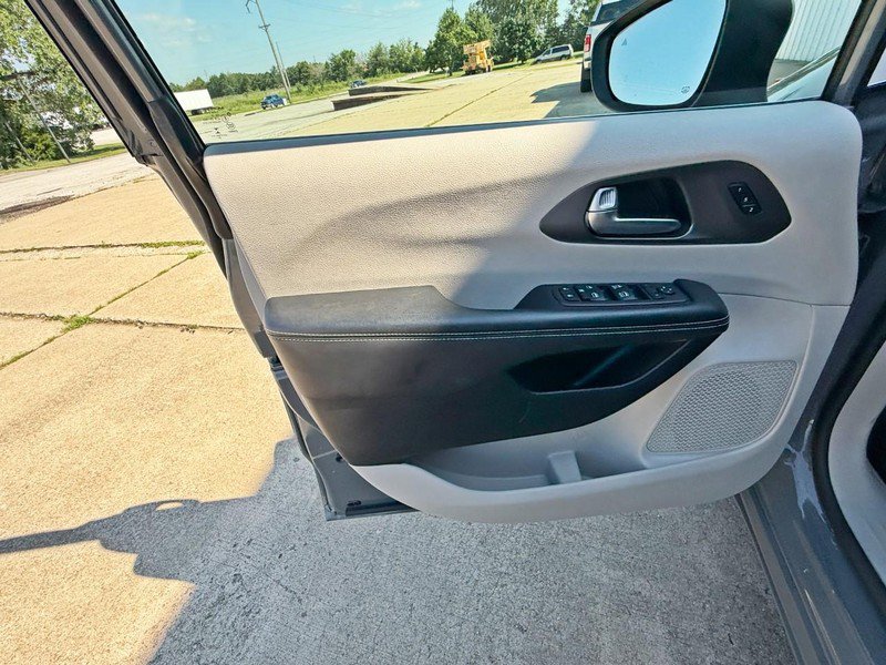 Used 2023 Chrysler Pacifica Touring-L FWD image 26
