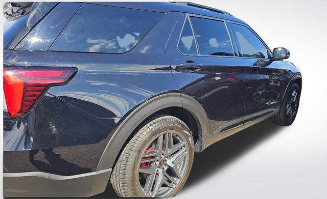 Used 2025 Ford Explorer ST image 4