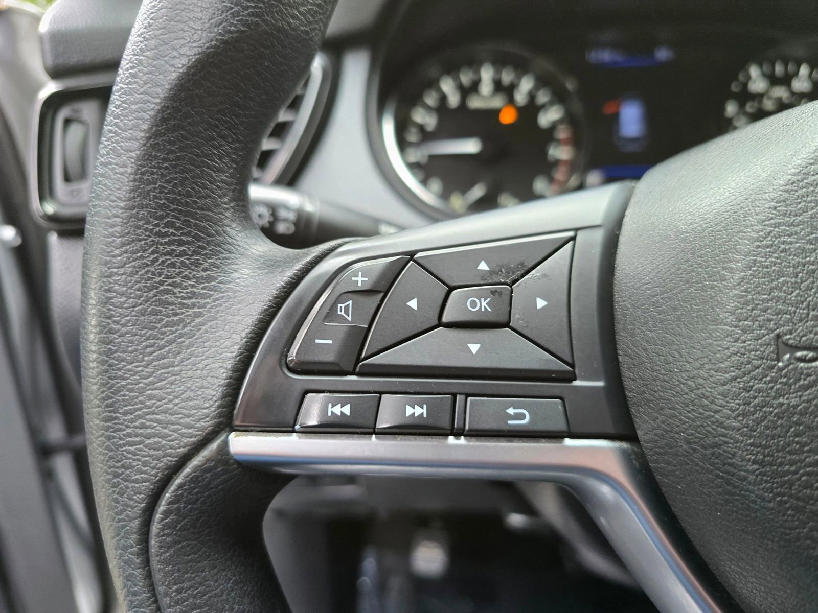 Used 2018 Nissan Rogue S image 23