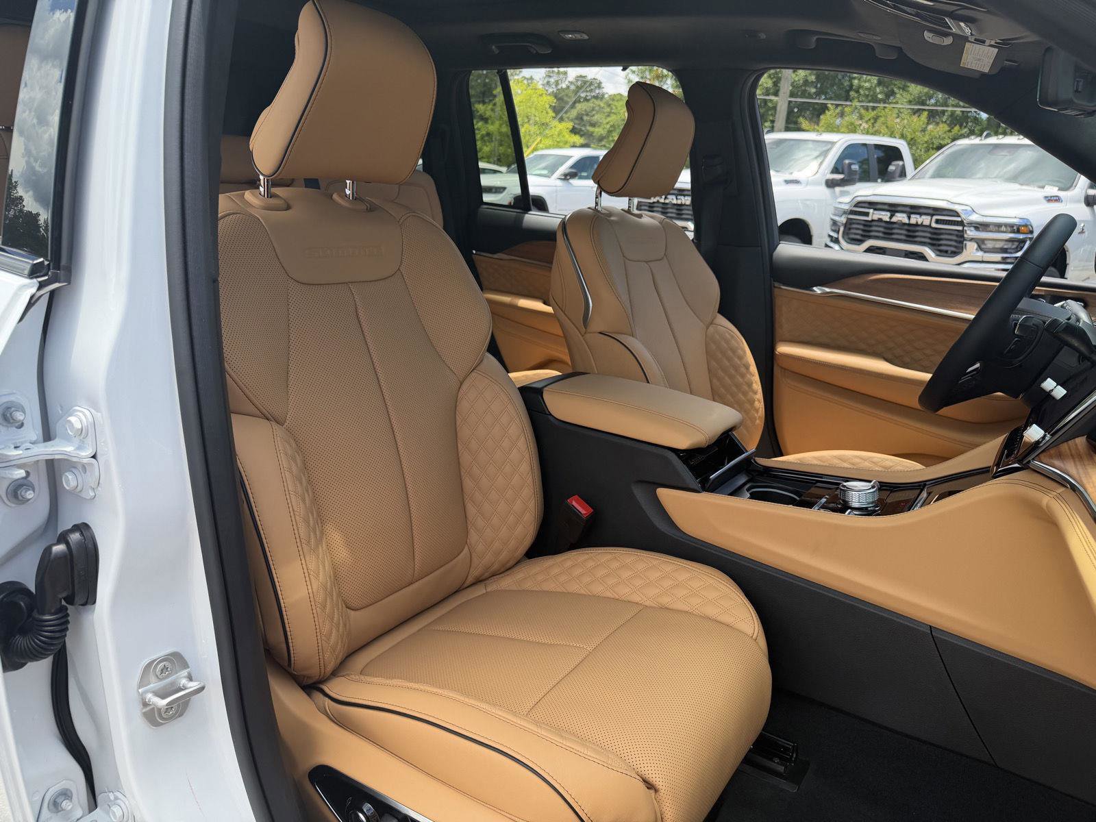 New 2026 Jeep Grand Cherokee Summit w/ Obsidian Package AWD/4WD image 21